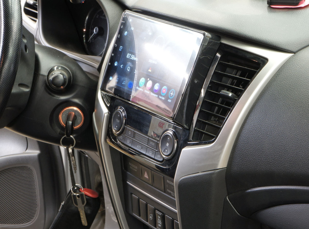 Рамка для UMS  MITSUBISHI L-200 2019+ (Auto AC) лев руль / Triton 2019+, 9" (Накладка тип1)