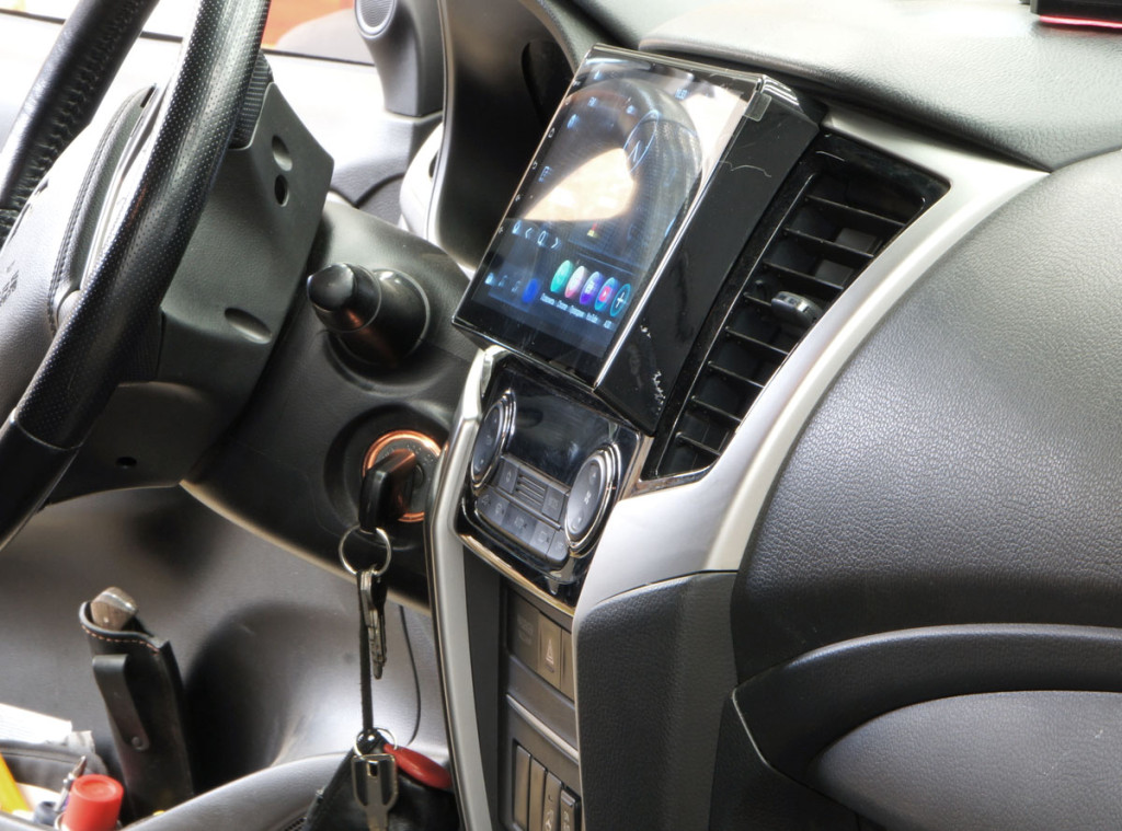 Рамка для UMS  MITSUBISHI L-200 2019+ (Auto AC) лев руль / Triton 2019+, 9" (Накладка тип1)